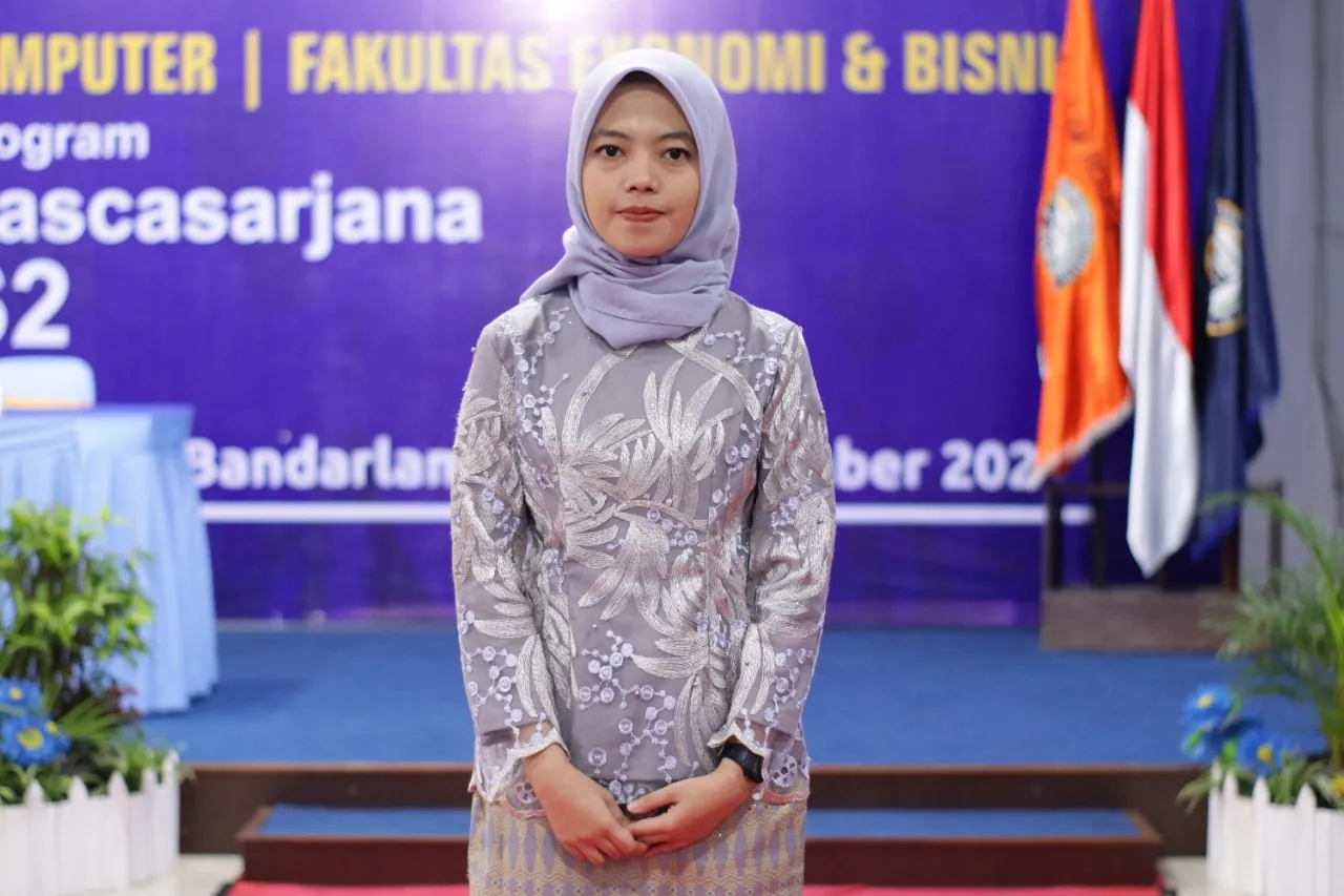 Wisudawati Kampus Biru Berkisah Diterima Kerja Sebelum Wisuda.
