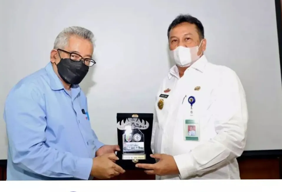 Direktur RSUAM Lukman Pura. Sp. PD. K. GH. MHSM Terus Lakukan Terobosan Demi Kemajuan Pelayanan Rumah Sakit Umum Abdul Moeloek.