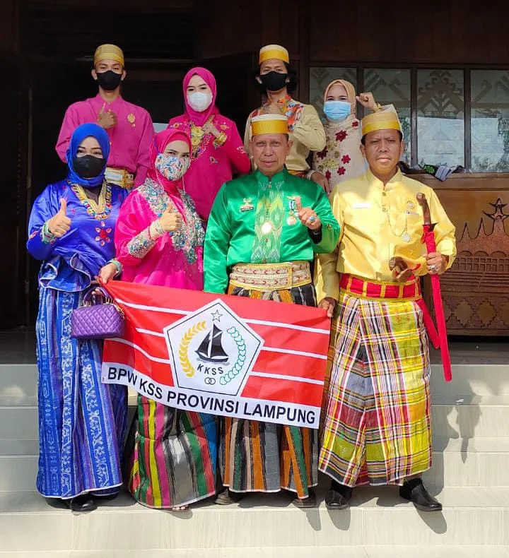 Ketua BPW KKSS Provinsi Lampung Letkol (Purn) Ruslan. SH.MH Sambut Kedatangan Ketum BPP KKSS Dr. H. Muchlis Patahna. SH. M. Kn Dan Wakil Ketua Bidang Luar Negeri Drs. Syamsul Munir Syam. MBA Di Bandara Raden Intan.