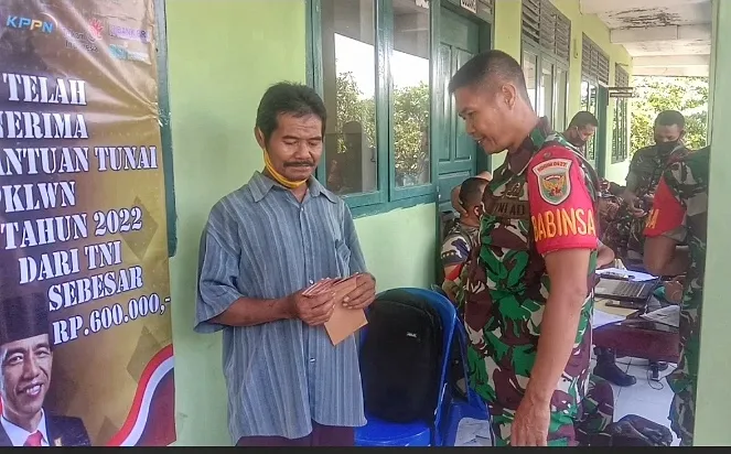 Kodim 0427/Way Kanan Salurkan Bantuan Modal ke PKL