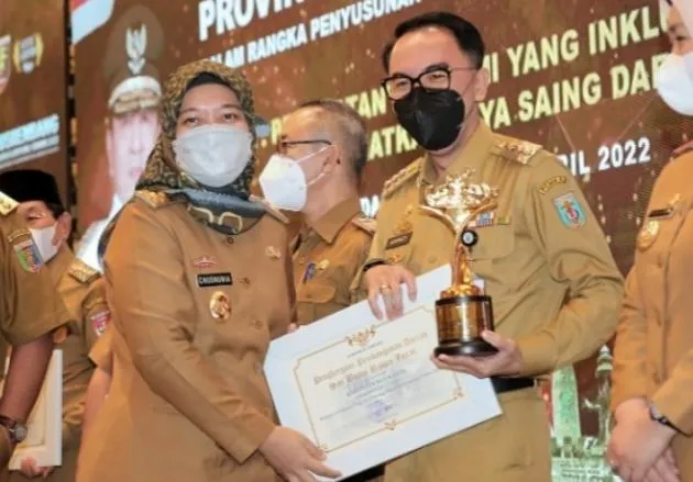 Raden Adipati Menerima penghargaan PPD SABURAI Pada Musrenbang Provinsi Lampung