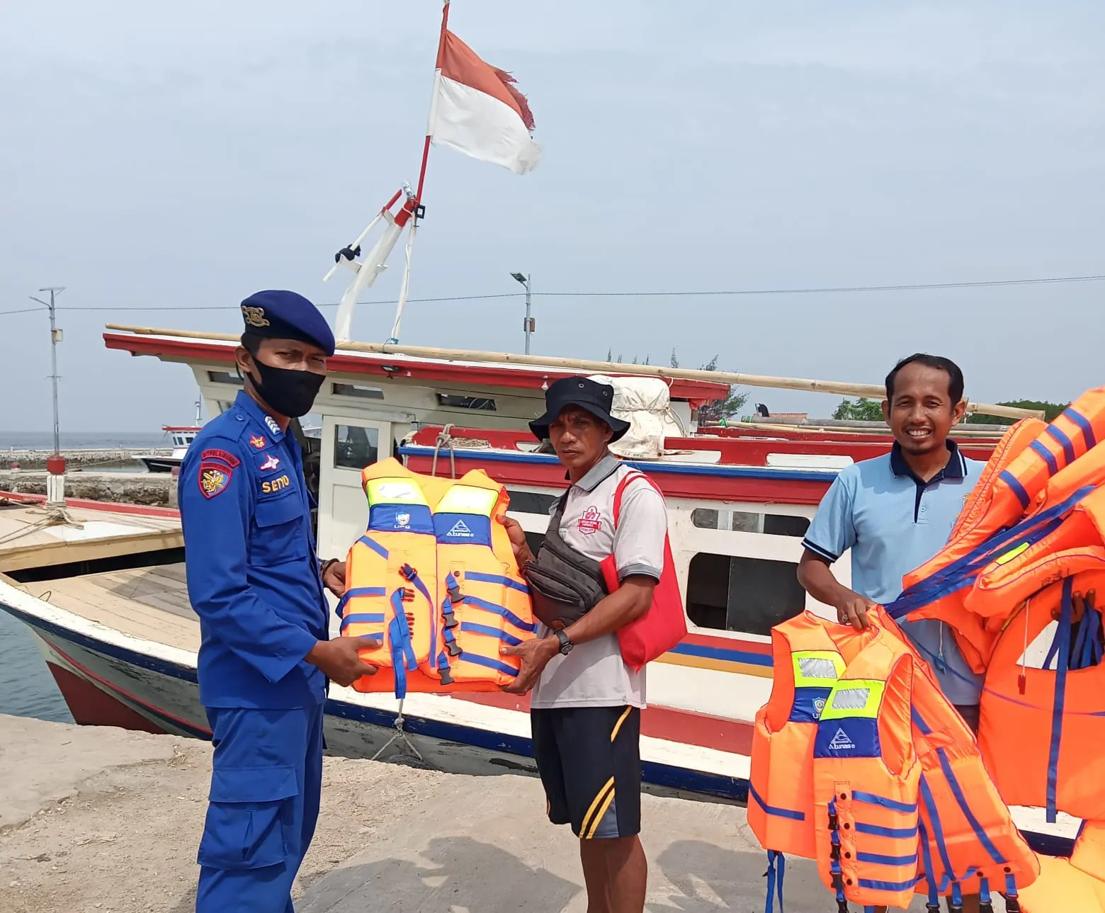 Nakhoda Tunda Exspres, Mendapatkan Life Jacket Dari Ditpolairud Polda Banten