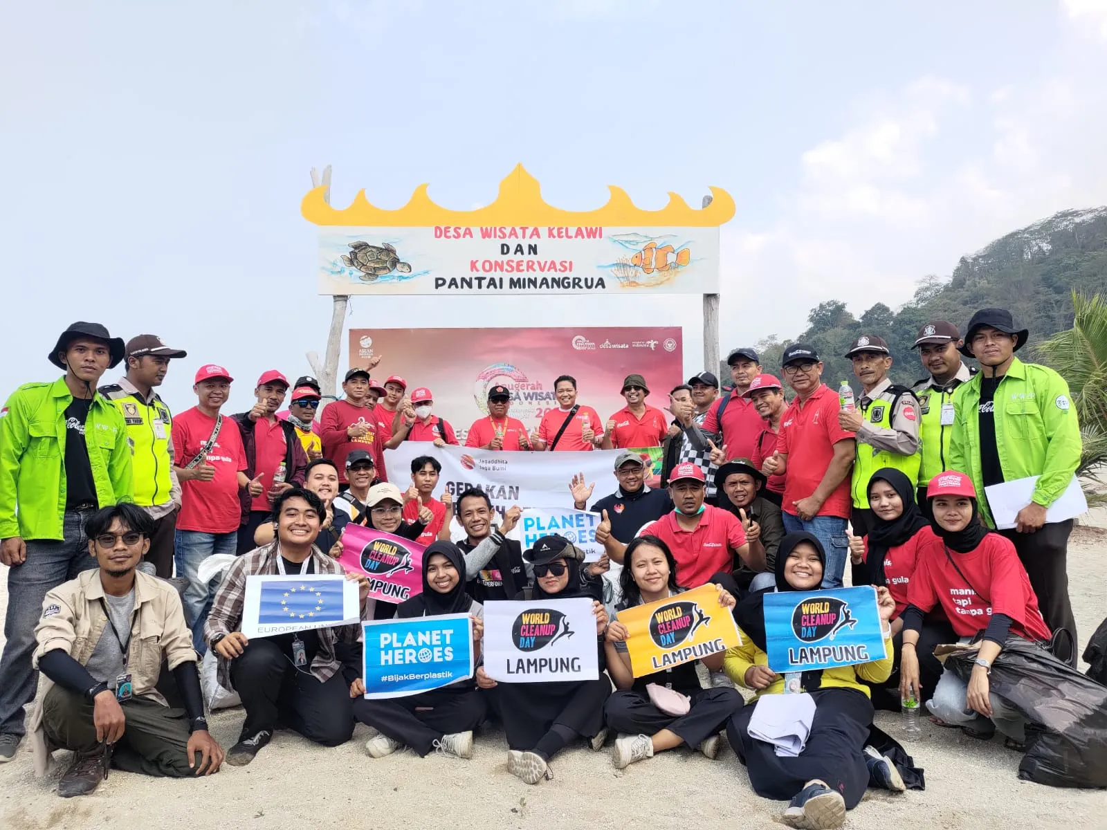 Coca-Cola Europacific Partners Indonesia Ingatkan Pentingnya Pilah Sampah Melalui Aksi Bersih-Bersih Serentak Di 10 Kota
