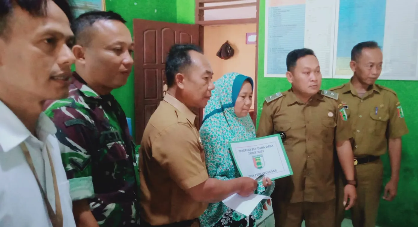 24 KPM Warga Desa Penyandingan Kecamatan Marga Punduh Terima Bantuan BLT DD Tahap ke lll