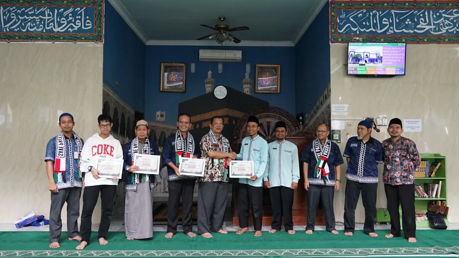 Save Palestina, Yayasan Alfian Husin – IIB Darmajaya Serahkan Donasi Melalui DT Peduli