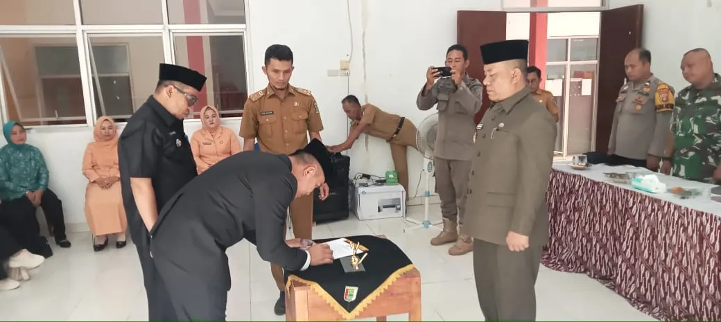 Sertijab Camat Marga Punduh,Asisten II Sampaikan Pesan Bupati Pesawaran Kepada Afrizal Sani.HM. S.T.M.M Dan Istri.