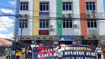 Aksi Jurnalis Papua, Peringati Setahun Teror Molotov ke Kantor Jubi