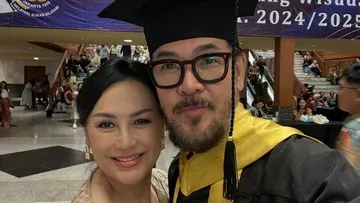 Ferry Salim Raih Gelar S2 Hukum di Usia 58 Th, Ini Potret saat Wisuda Didampingi Istri