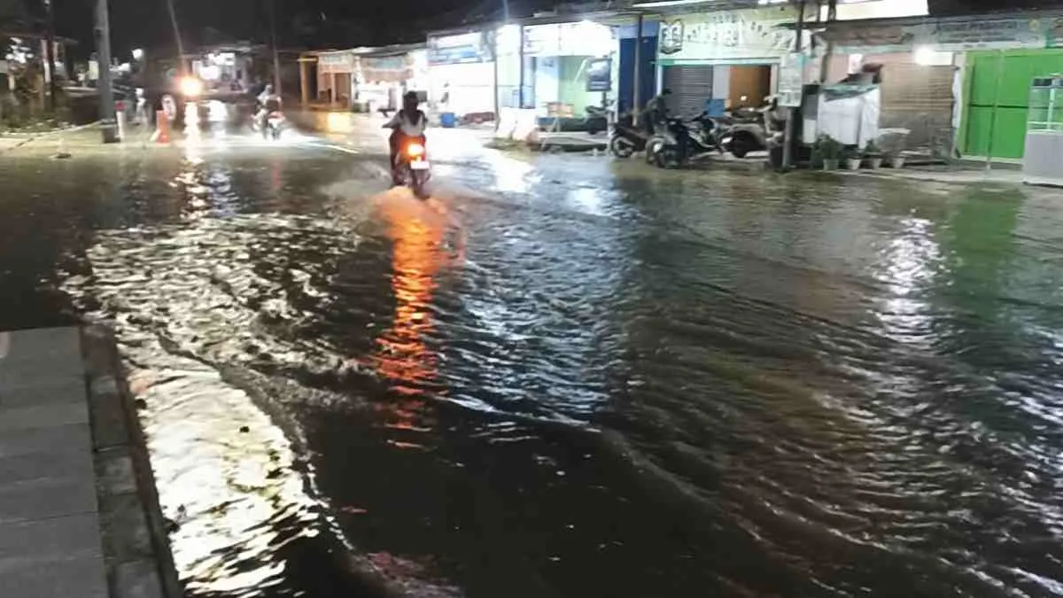 Genangan Air Masih Rendam Badan Jalan, Warga Minta Solusi Permanen Banjir Jalan Nasional Pangandaran