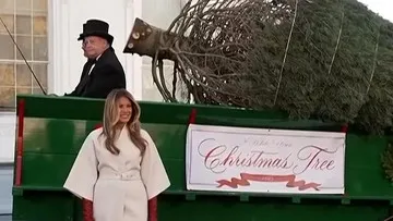 Momen Melania Trump Sambut Kedatangan Pohon Natal di Gedung Putih